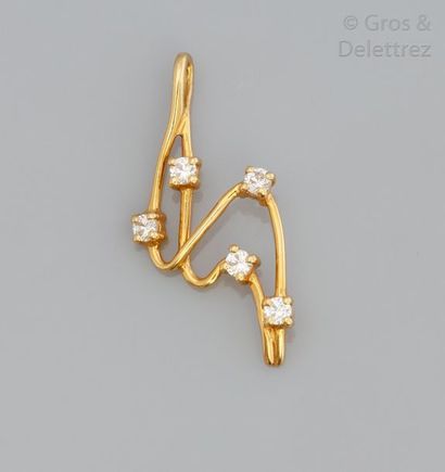 null Pendentif en or jaune orné de cinq diamants taillés en brillant. P. 1,7 g.