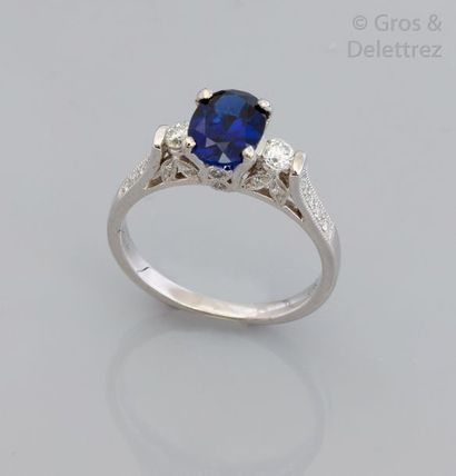 null Bague en or gris ornée d'une pierre bleue de synthèse bordée de diamants taillés...