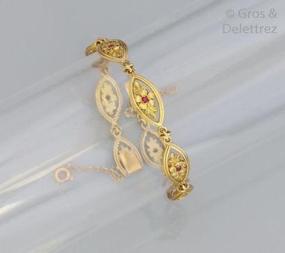 null Bracelet en or jaune à maillons ovales ciselés à décor floral ornés de pierres...