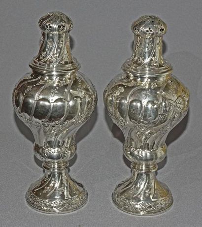 null Paire de grands saupoudroirs de forme balustre en argent à décor repoussé de...