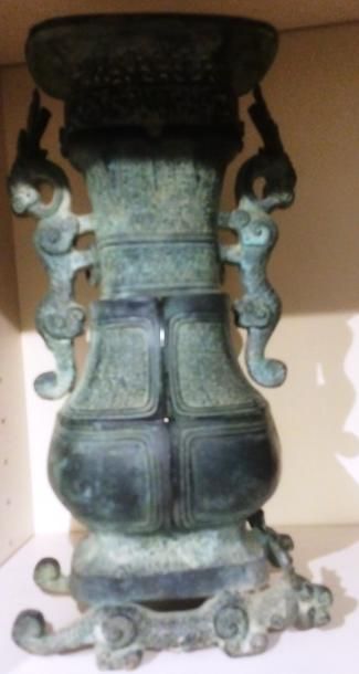 null Vase en bronze de style Archaïque

