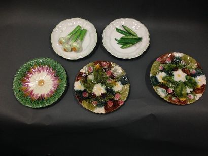 null Lot de cinq assiettes en barbotine à décorations de fleurs, haricots et oig...