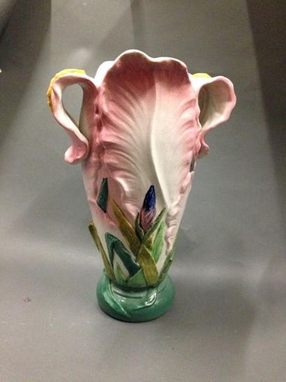 null Vase en barbotine à deux anses à décor de feuillage rose et vert.