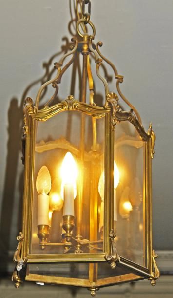 null Lanterne pentagonale en laiton.

Style Louis XV 

H. 55 cm

