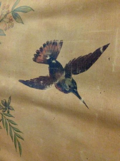 null Panneau peint sur tissu figurant des colibris et insecetes dans un paysage ...