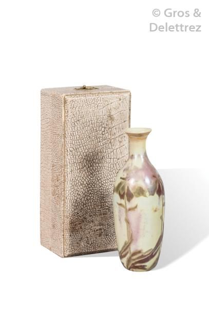 null AMEDEE DE CARANZA (1840-1912) Vase ovoïde à col étranglé évasé en verre irisé...