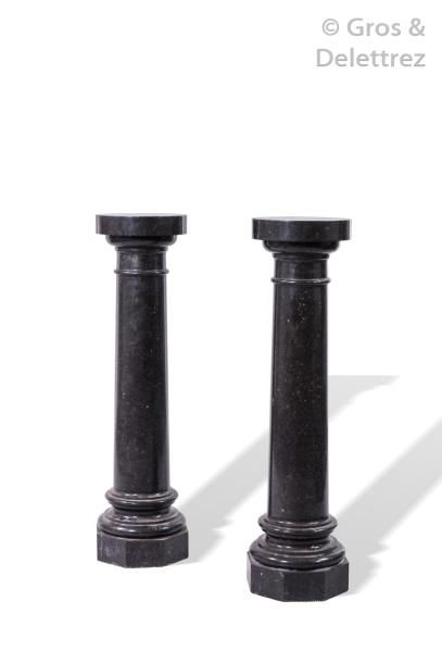 null TRAVAIL XXeme	

Paire de colonnes en marbre noire de Belgique à fût cylindrique...