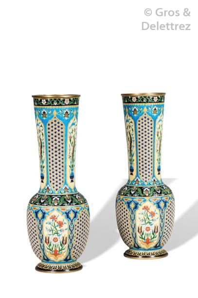 null JULES VIEILLARD & CIE à Bordeaux Paire de vases en céramique à décor émaillé...
