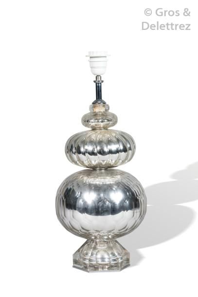 null MAISON BAGUES Lampe de forme balustre en verre taillé églomisé. Vers 1940. H :...