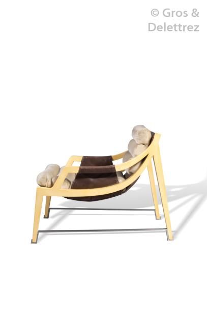 null JACQUES QUINET (1918-1992) Rare fauteuil à structure courbée en bois laqué crème...