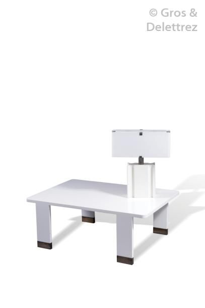 null JACQUES QUINET (1918-1992) Table basse en bois laqué blanc à plateau rectangulaire...