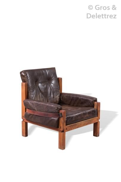 null PIERRE CHAPO (1927-1986) Fauteuil à structure en orme et cuir marron. Assise...