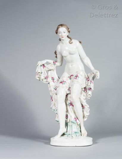 null HUGO MEISEL (1887-1966) Sculpture en porcelaine blanche de Saxe à décor floral...