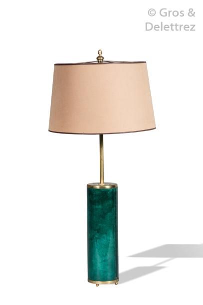 null ALDO TURA (1909-1963) Lampe de table à fut cylindrique en métal et laiton doré...