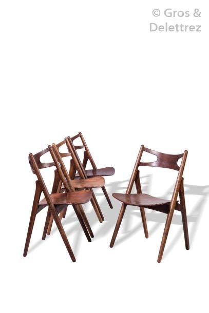 null HANS WEGNER (1914-2007) Suite de quatre chaises modèle « CH : 29 Sawbuck Chair »...