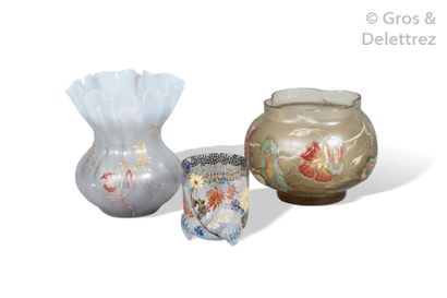 null EMILE GALLE (1846-1904) Vase à panse bombée et col corolle évasé en verre opaque...