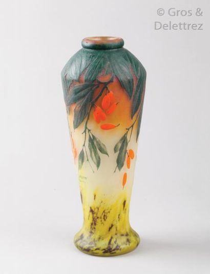 DAUM NANCY Vase en verre multicouches siufflé-moulé...