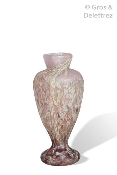 DAUM NANCY Rare vase de forme balustre à...