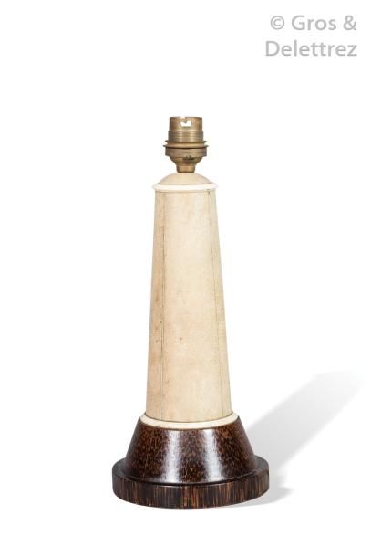 null CLEMENT ROUSSEAU (1872-1950) Lampe à fut conique entièrement gainé de galuchat...