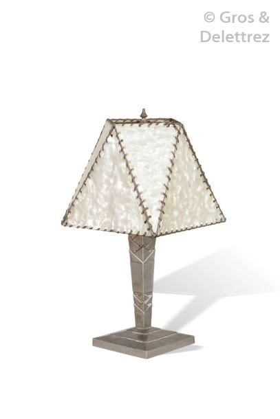 null EDGAR BRANDT (1880-1960)  Lampe en métal nickelé à fût conique cranté à décor...