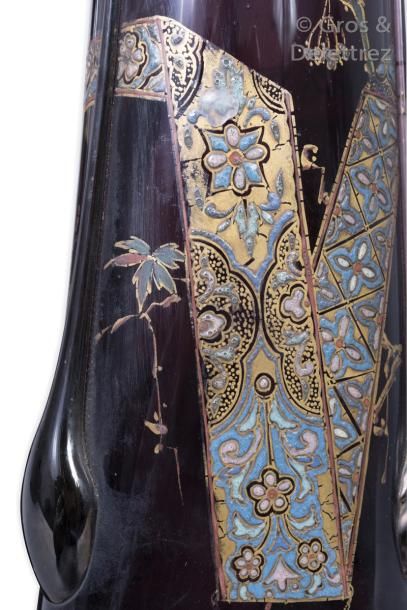 null AUGUSTE JEAN (1830-1890) Paire de vases en verre épais mauve à piétement et...