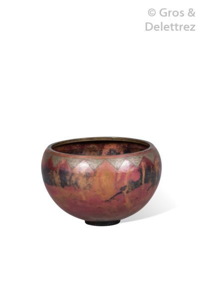 null CLAUDIUS LINOSSIER (1893-1953) Vase boule en dinanderie de cuivre martelé à...