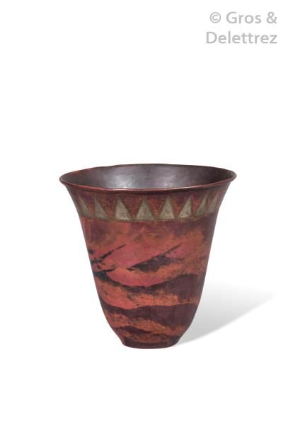null CLAUDIUS LINOSSIER (1893-1953) Vase cornet en dinanderie de cuivre martelé à...