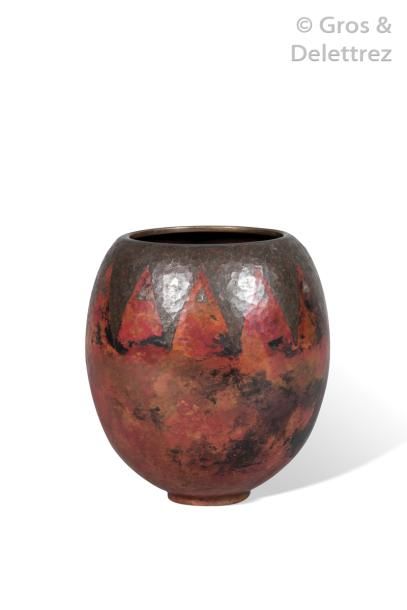 null CLAUDIUS LINOSSIER (1893-1953) Vase boule en dinanderie de cuivre martelé à...