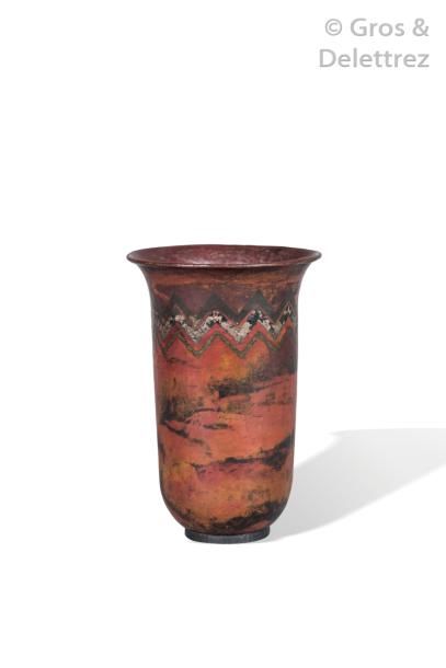 null CLAUDIUS LINOSSIER (1893-1953) Vase cornet en dinanderie de cuivre martelé à...