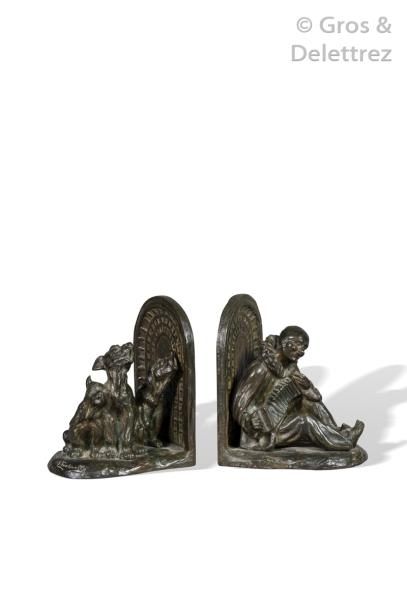 null LOUIS FONTINELLE (1886-1964) Paire de serre-livres en bronze à patine brune...