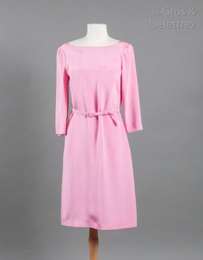 PRADA Robe en soie rose, encolure bateau, manches 3/4, jupe droite. T.40 italien...