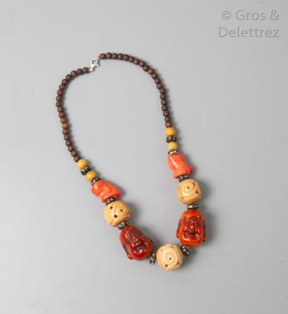 ANONYME Collier d'inspiration ethnique en chute composé de perles en corail teinté,...