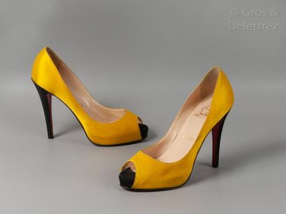 Christian LOUBOUTIN Paire d'escarpins peep-toes "Very Prive" en satin jaune soleil...