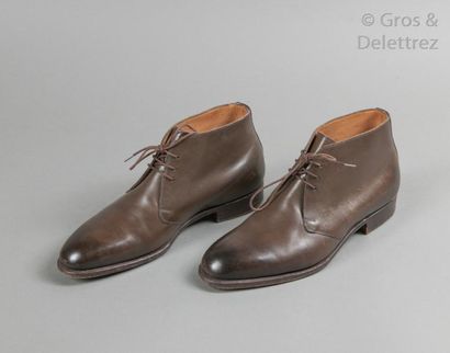 Edward GREEN Paire de bottines lacées en veau taupe, semelles en cuir, nous y joignons...