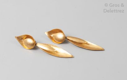 HERVÉ VAN DER STRAETEN Paire de pendants d'oreilles en métal doré à l'or fin figurant...