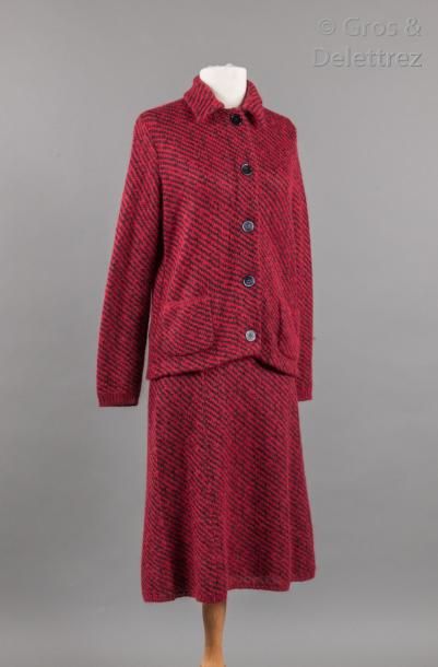 PRADA Tailleur en mohair rayé noir et rouge composé d'une veste à petit col, simple...
