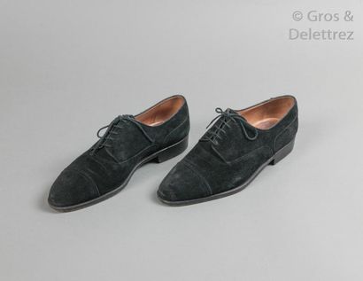 BERLUTI Paire de derbys lacés en daim noir, semelles en cuir, nous y joignons une...