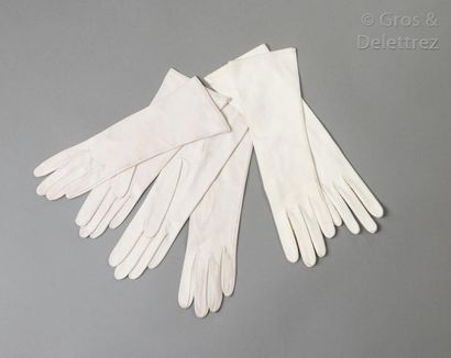 HERMÈS Paris made in France Lot de trois paires de gants diverses en chevreau dans...