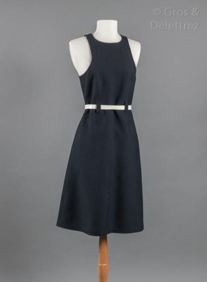 COURREGES circa 1990 Petite robe noire en sergé de laine sans manche, encolure ronde,...