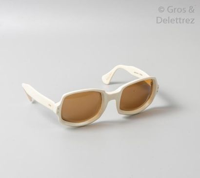 Pierre MARLY année 1965 Paire de lunettes de soleil en composite blanc, verres fumés....