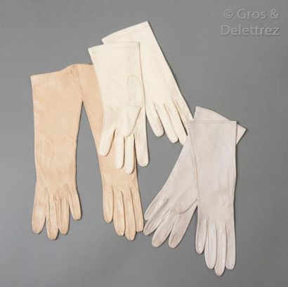 HERMÈS Paris made in France Lot de trois paires de gants en chevreau dans les tons...