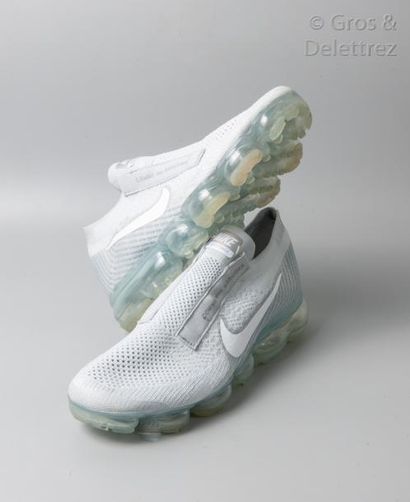 Nike pour COMME DES GARCONS Paire de runners "Vapormax" en flyknit gris clair, semelles...