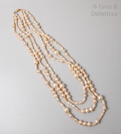 Louis FERAUD Collier triple rangs de perles blanches baroques d'imitation. Non signé....