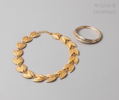 Anonyme, de LIGUORO Lot composé d'un bracelet jonc en métal doré orné de frises grecques...