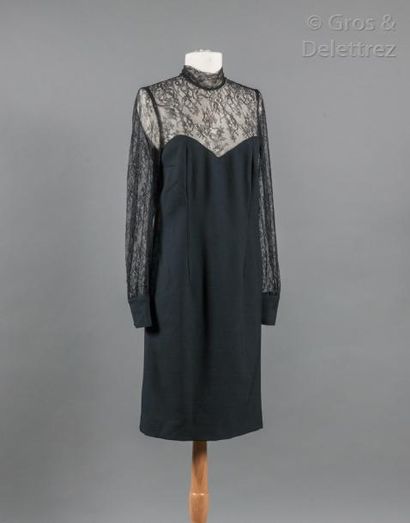 ANONYME Petite robe noire en gabardine de laine et dentelle à la couleur, col montant,...