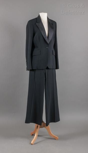 Diane von FURSTENBERG Smoking en lainage noir composé d'une veste à col châle cranté...