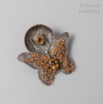 Jan Marta BUCCELLATI Broche papillon sur une fleur en argent strié, ciselé orné de...