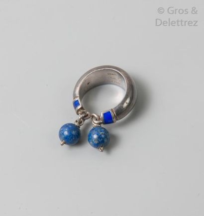 GUCCI Bague en argent ouverte émaillé bleu agrémenté de deux perles de lapis-lazulis....