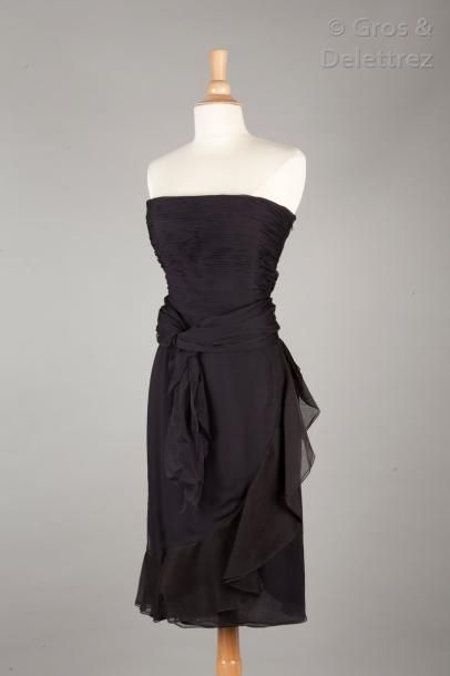 VALENTINO Robe en mousseline de soie noire, bustier droit entièrement plissé, jupe...