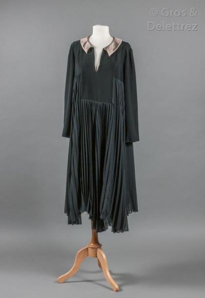 Sonia RYKIEL Petite robe noire en crêpe et mousseline plissée soleil, petit col en...